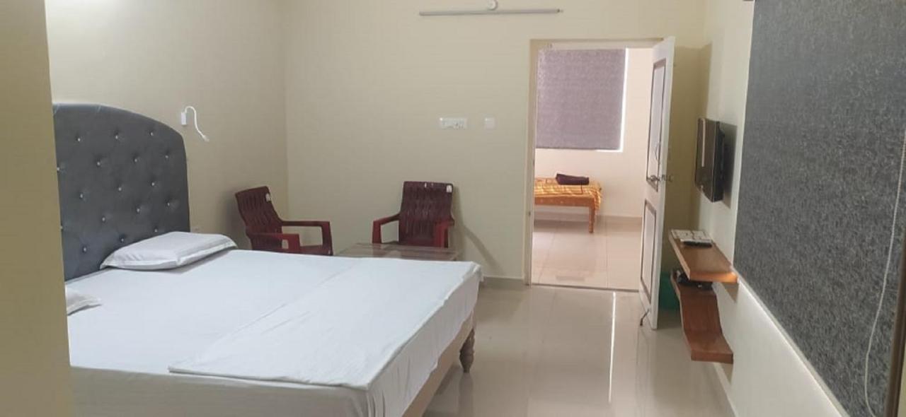 Srinivasa Hotel Tirupati Exterior photo