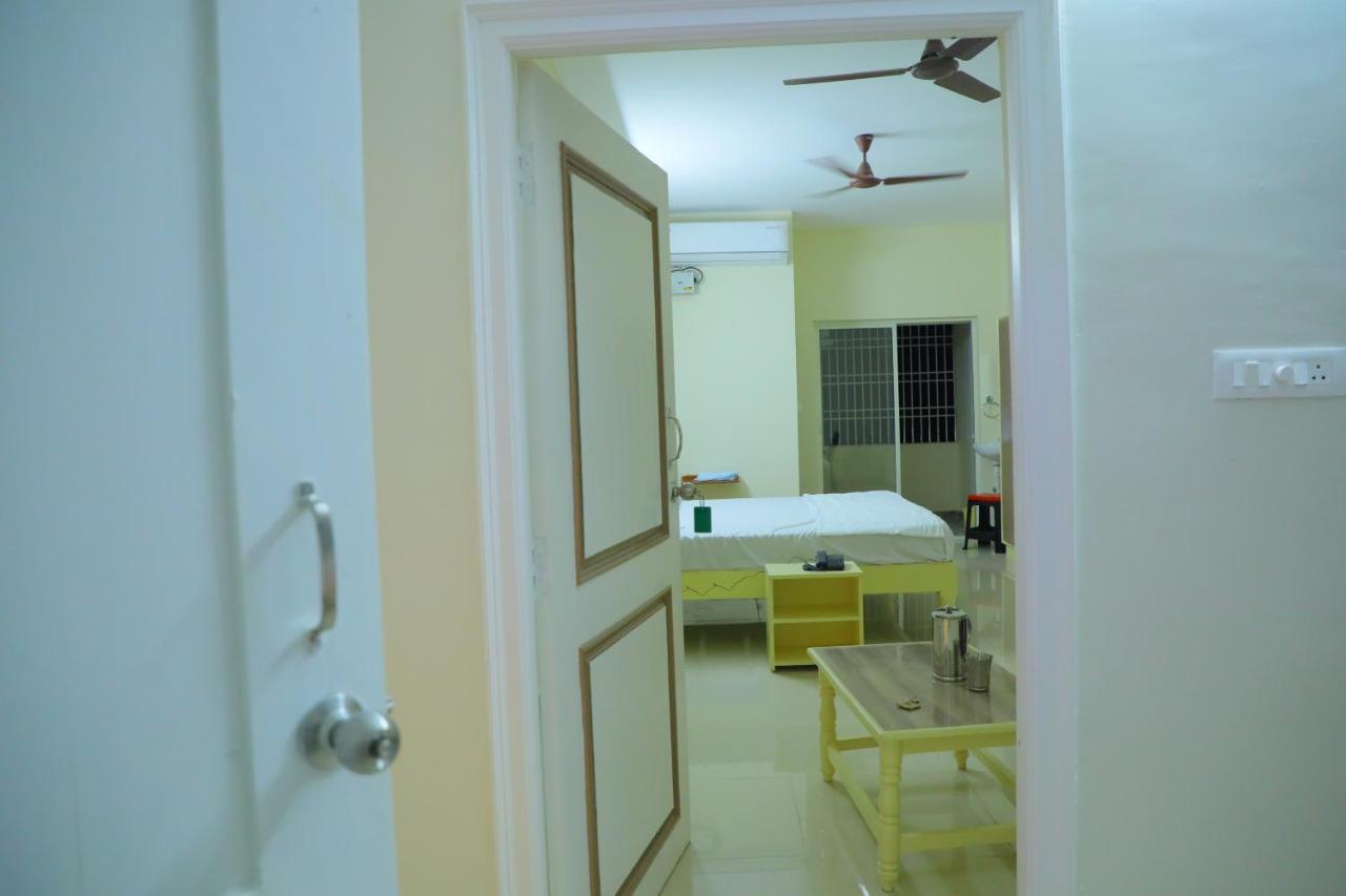 Srinivasa Hotel Tirupati Exterior photo