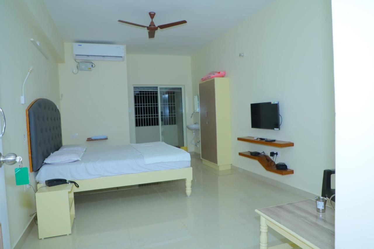 Srinivasa Hotel Tirupati Exterior photo