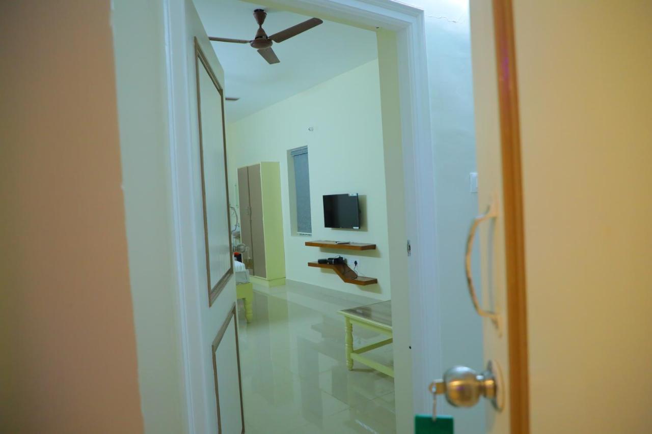Srinivasa Hotel Tirupati Exterior photo