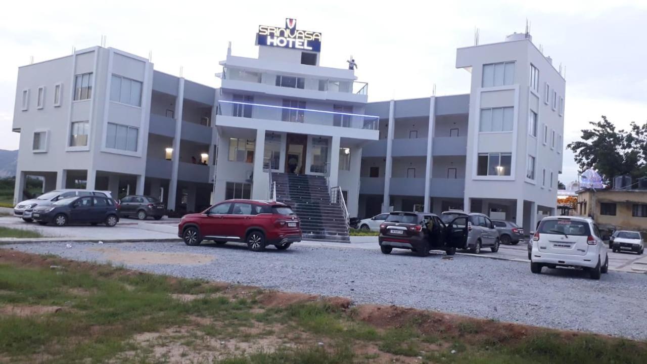 Srinivasa Hotel Tirupati Exterior photo