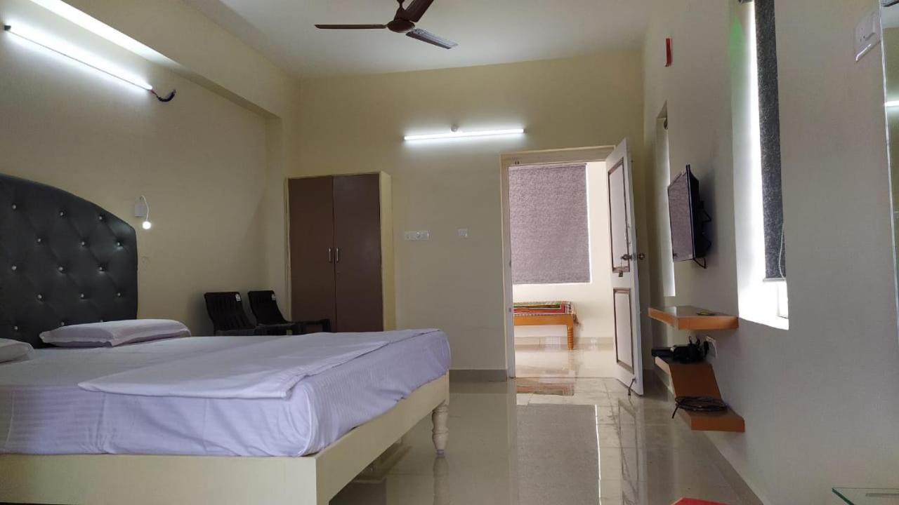 Srinivasa Hotel Tirupati Exterior photo
