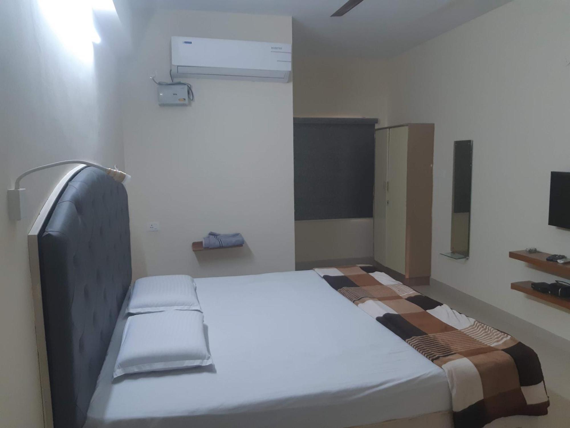 Srinivasa Hotel Tirupati Exterior photo