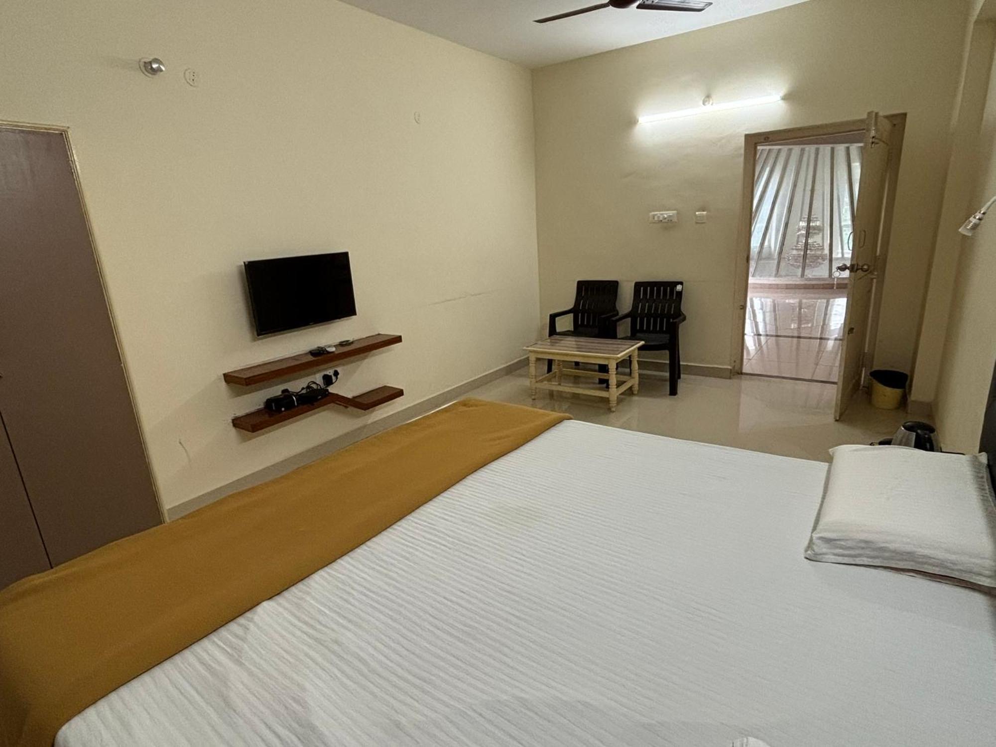 Srinivasa Hotel Tirupati Exterior photo