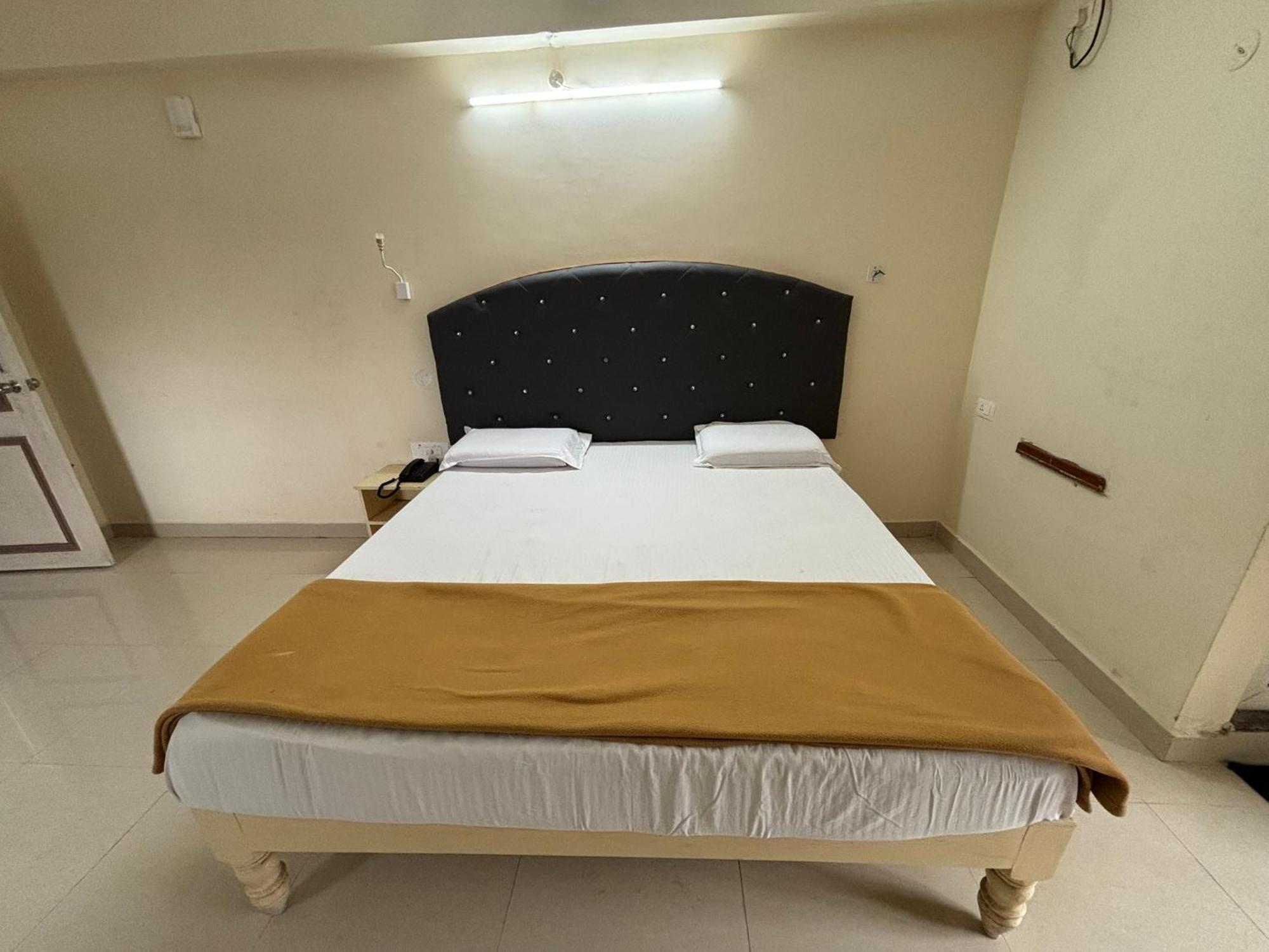Srinivasa Hotel Tirupati Exterior photo