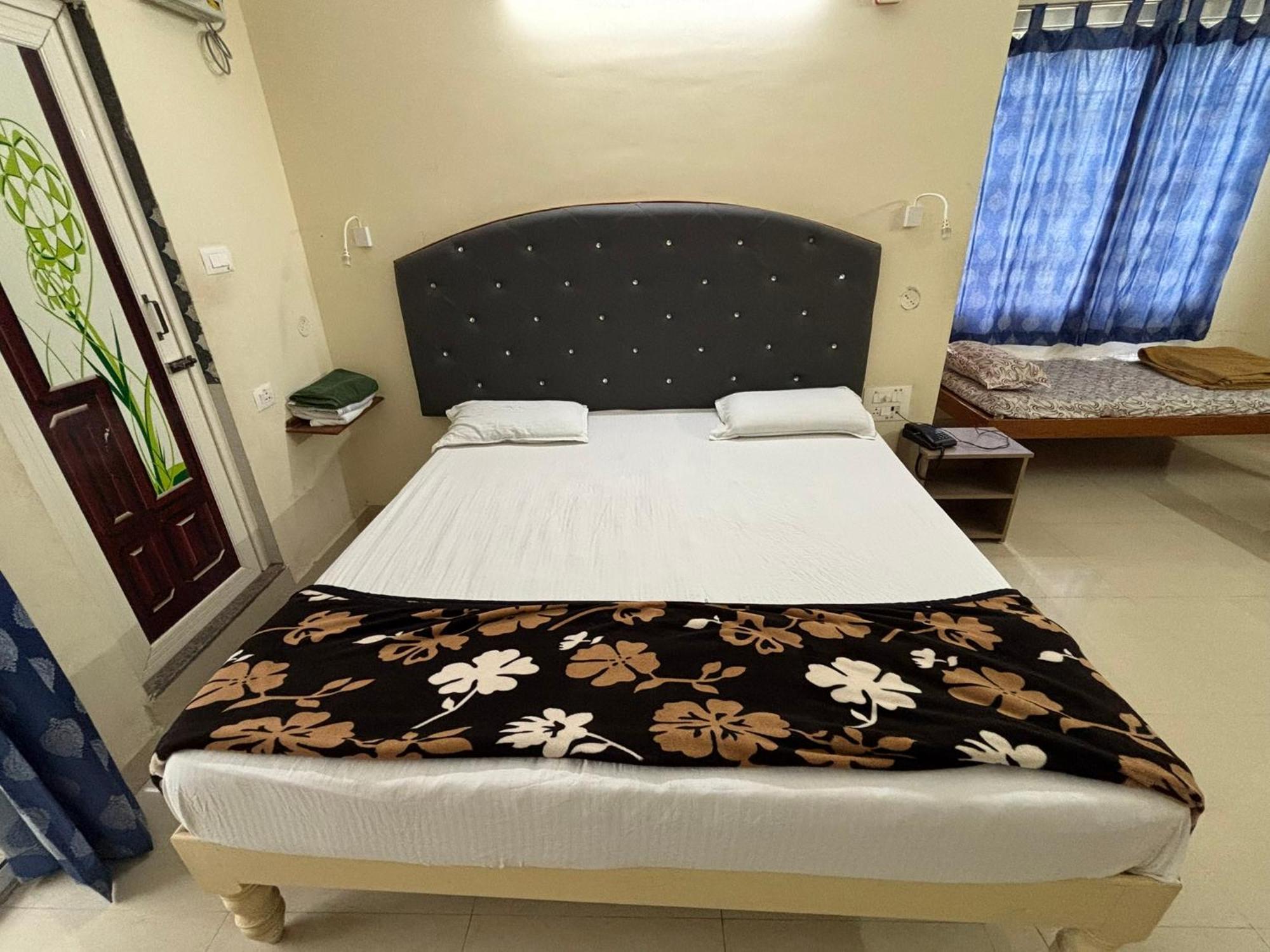 Srinivasa Hotel Tirupati Exterior photo