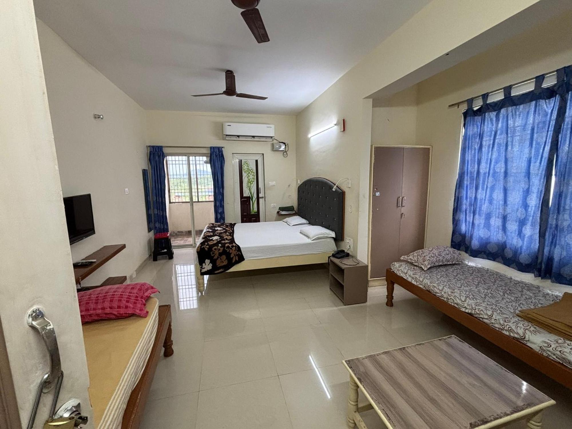 Srinivasa Hotel Tirupati Exterior photo